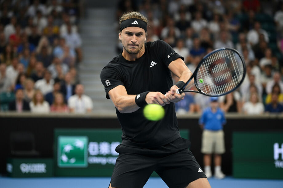 Zverev vence após 2h38 de jogo contra Moutet e avança em Pequim; duelo com Medvedev nas quartas será reedição de rivalidade histórica.