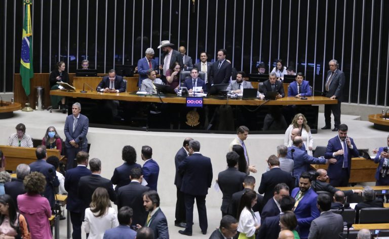 Deputados na sessão do Plenário Fonte: Agência Câmara de Notícias