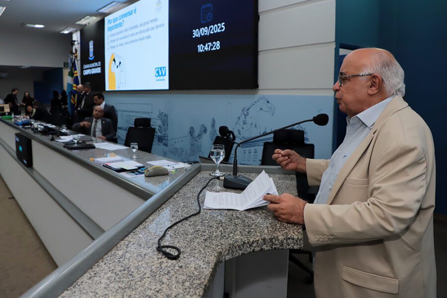 Victor Yazbek, coordenador do CVV em Campo Grande, durante fala na Câmara Municipal no encerramento do Setembro Amarelo.
