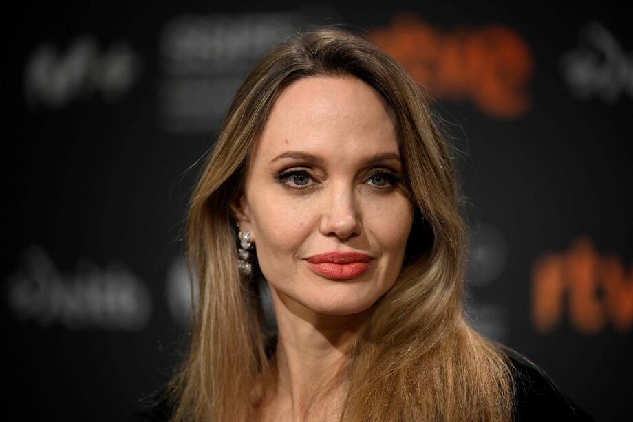 Angelina Jolie durante coletiva de imprensa do filme 'Couture' no festival de San Sebastián, na Espanha, em foto de 21 de setembro de 2025.
