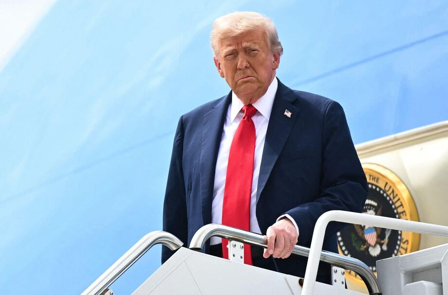 O presidente Donald Trump em frente ao Air Force One, avião presidencial dos EUA, em 21 de setembro de 2025.