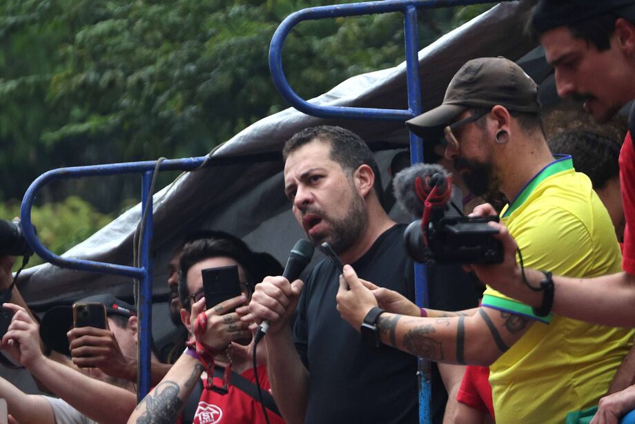 Deputado federal Guilherme Boulos no ato contra a PEC da Blindagem e o projeto da anistia na Avenida Paulista.
