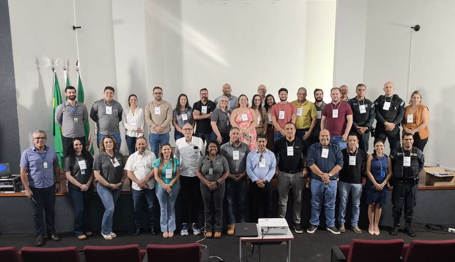 Autoridades, lideranças e comunidade reunidas no lançamento do portal socioambiental do Projeto Sucuriú.
