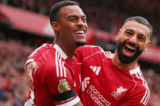 No clássico, Liverpool vence Everton por 2 a 1, liderando a Premier League com 15 pontos.