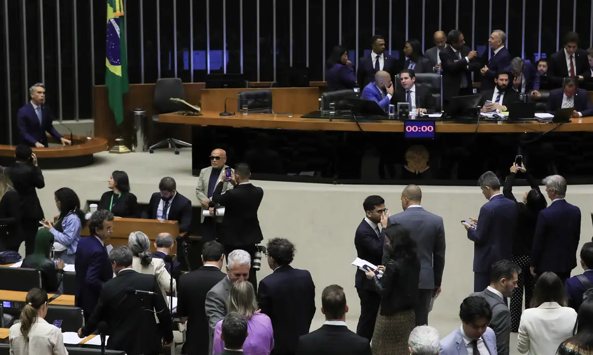 Câmara aprova urgência de projeto que libera recursos do Pré-Sal para saúde e educação.