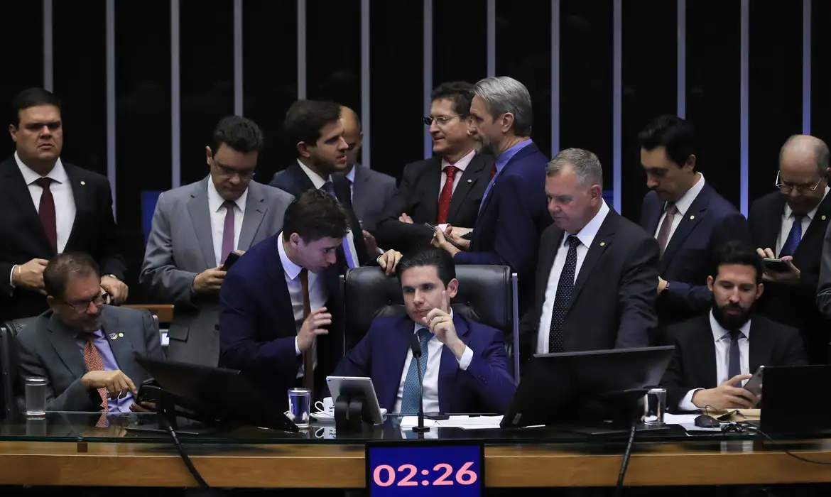 Texto retoma voto secreto e dificulta ação judicial contra parlamentar