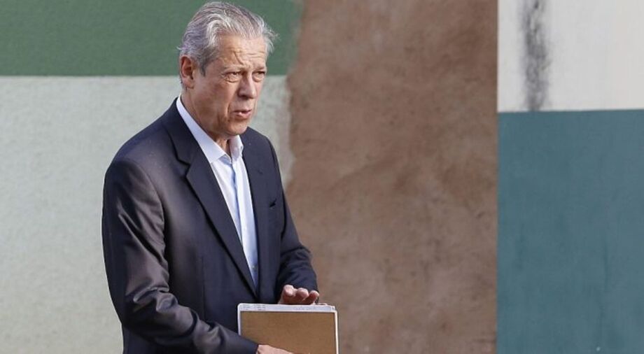 Ex-ministro José Dirceu diz que Tarcísio não está à altura de ocupar espaço político com inelegibilidade de Bolsonaro.