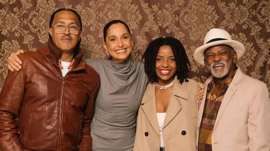 Mano Brown, Camila Pitanga, Semayat Oliveira e Antônio Pitanga no estúdio do podcast 'Mano a Mano'.