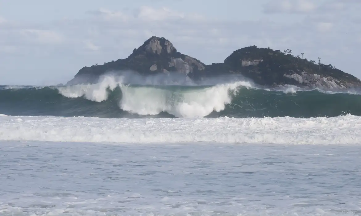 Jovens de 9 países participam de curso de pesquisas oceânicas no Rio