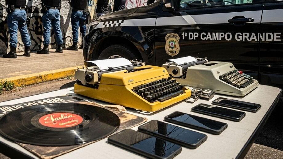 Máquinas de escrever, celulares e disco de vinil de Julio Iglesias foram recuperados pela Polícia Civil durante operação contra furtos no Centro de Campo Grande.