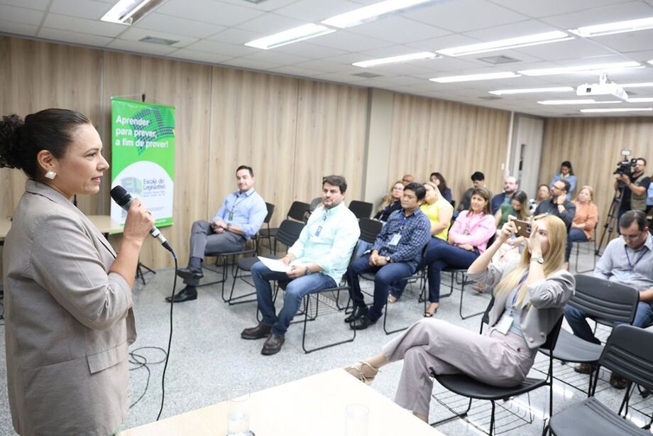 Psicóloga Luzia Patusco durante palestra sobre prevenção ao suicídio na Assembleia Legislativa de MS, como parte da campanha Setembro Amarelo.