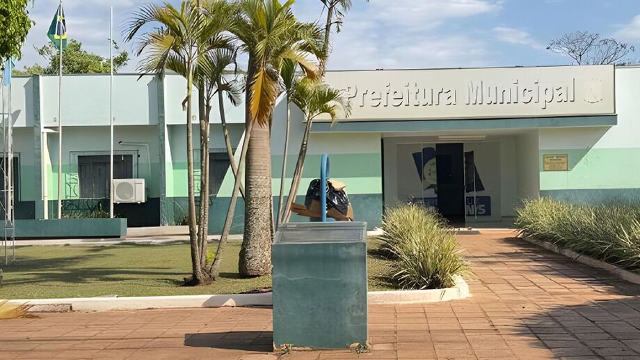 Fachada da Prefeitura Municipal de Paranhos (MS), onde foi assinada contratação por R$ 93,6 mil, sem licitação.