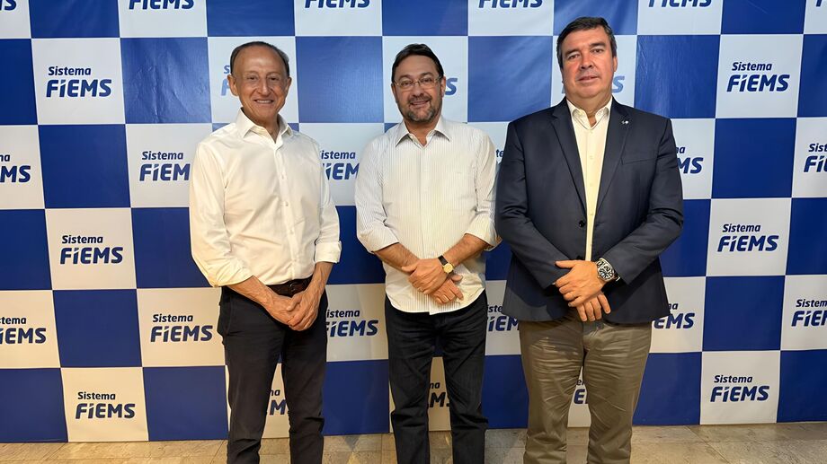 Paulo Skaf, presidente eleito da Fiesp, ao lado de Sérgio Longen, presidente da Fiems, e do governador Eduardo Riedel, durante encontro na Casa da Indústria em Campo Grande.