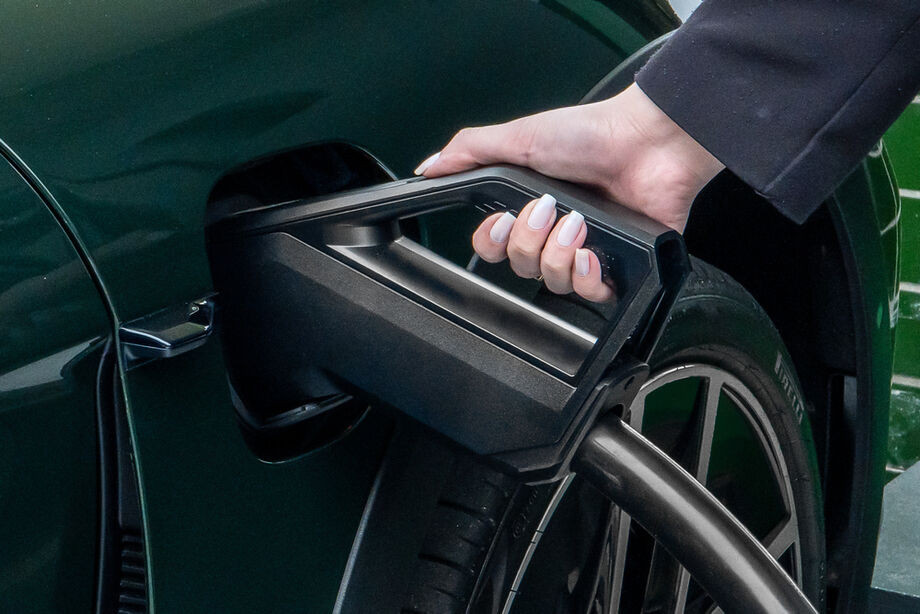 Motorista conecta Porsche Taycan ao novo carregador ultrarrápido de 150 kW, parte do projeto Highway Charging 3.0.