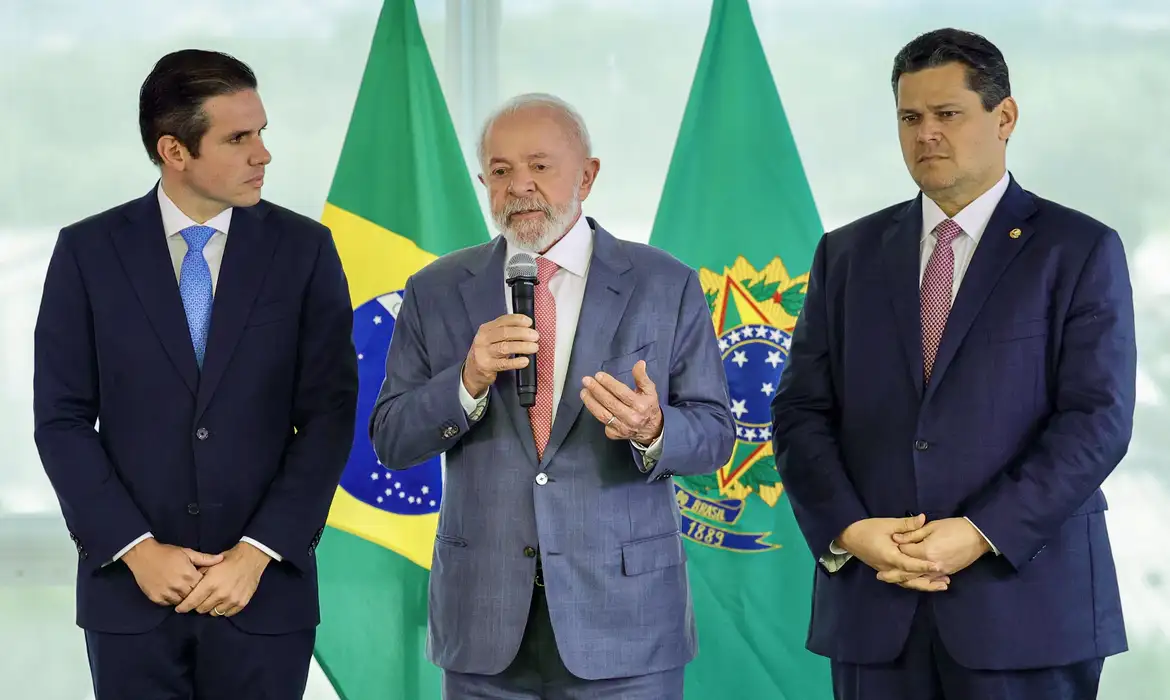 Lula se reúne com líderes do Congresso para discutir pautas prioritárias.