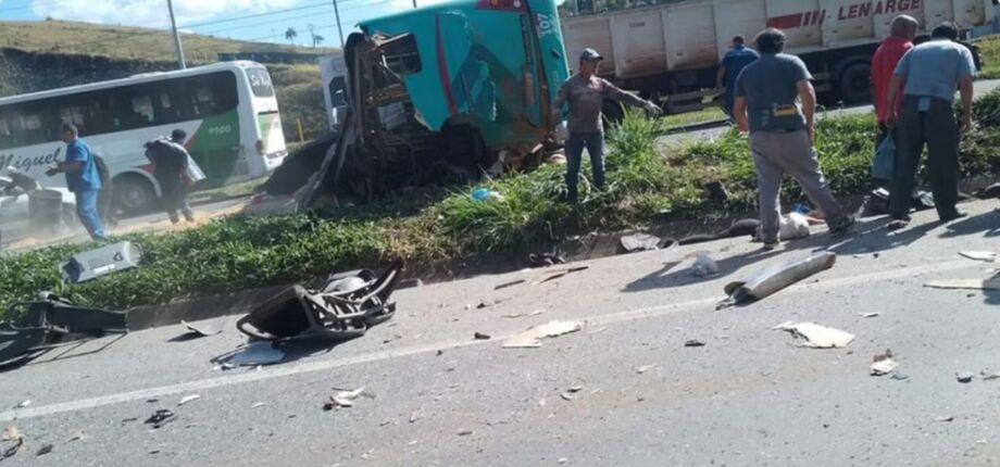 Destroços dos veículos e o ônibus municipal tombado na BR-040: quatro mortos e 31 feridos, pelo menos dez deles em estado grave.