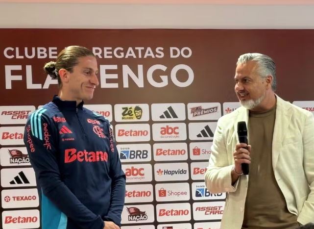 Filipe Luís recebe homenagem no Flamengo.