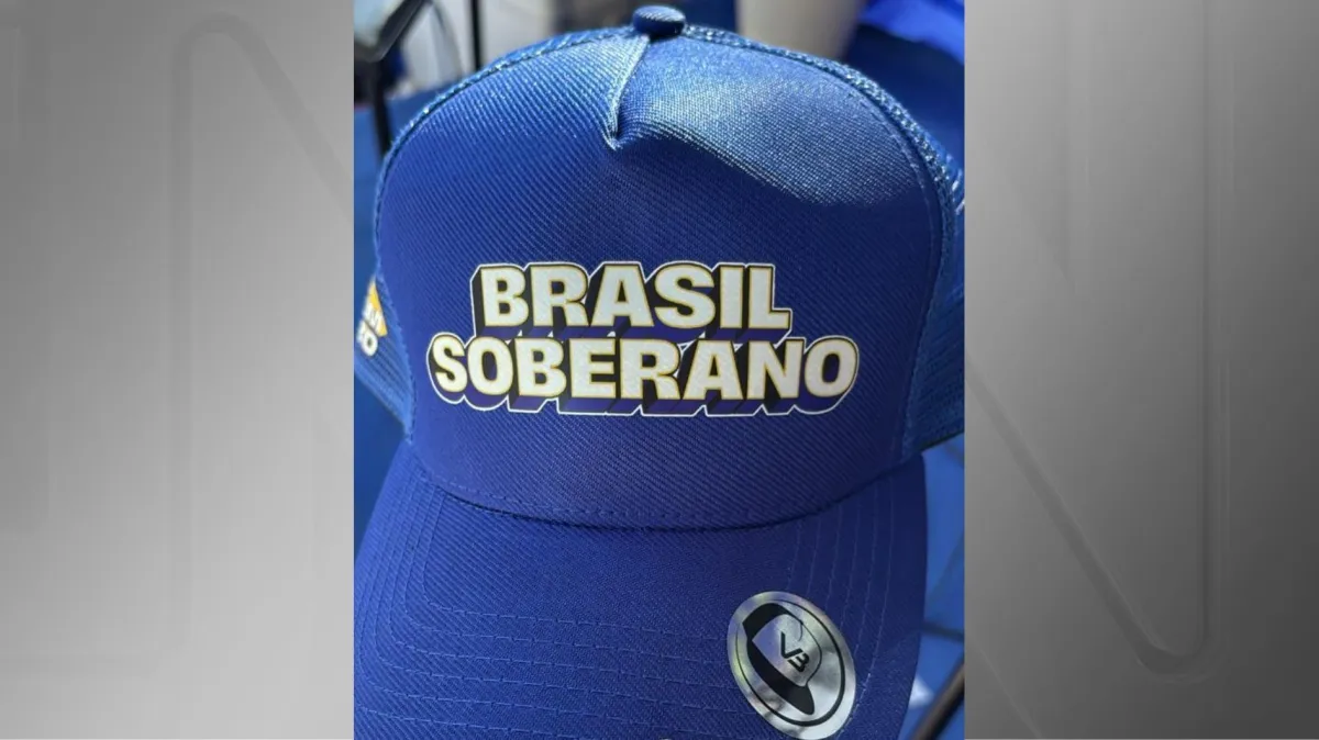 Além de aparecer nos bonés, o lema Brasil Soberano também foi posicionado em destaque na tribuna de honra