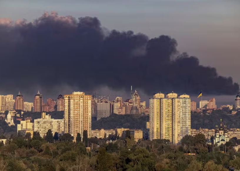 Fumaça sobe sobre Kiev após um ataque russo com mísseis, em meio à ofensiva da Rússia contra a Ucrânia neste domingo.