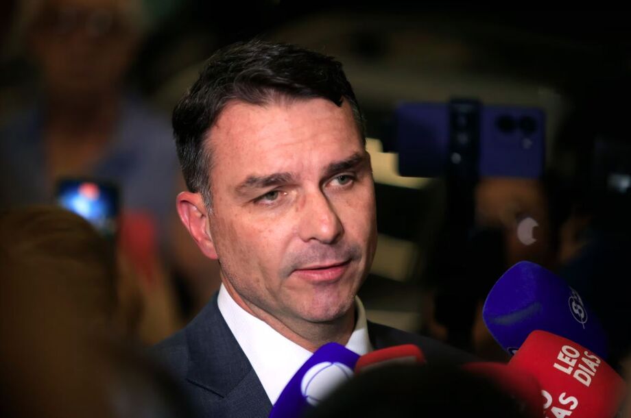 O senador Flávio Bolsonaro conversa sobre o estado do pai em frente ao hospital DF Star em Brasília na tarde desta terça-feira 16.