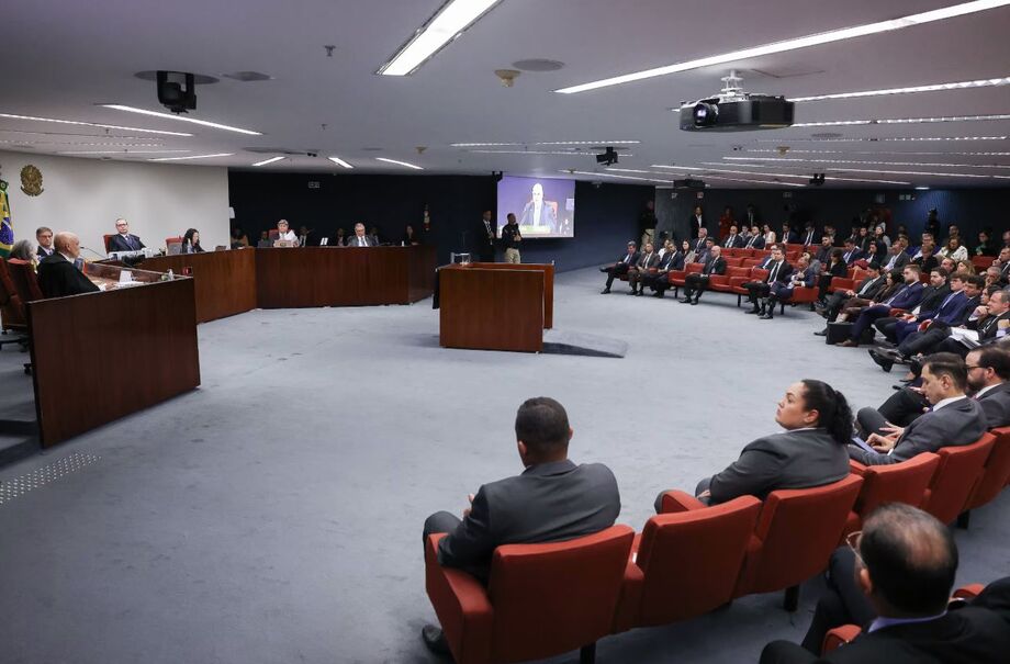 A ordem dos ministros para a votação é: Alexandre de Moraes, Flávio Dino, Luiz Fux, Cármen Lúcia e Cristiano Zanin.