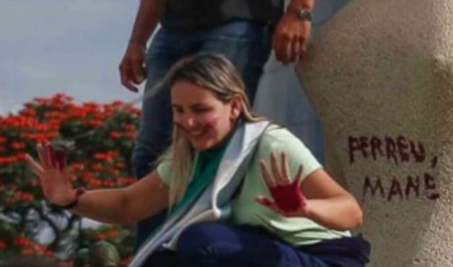 Débora Rodrigues dos Santos admitiu em depoimento ter pichado a estátua da Justiça com batom.