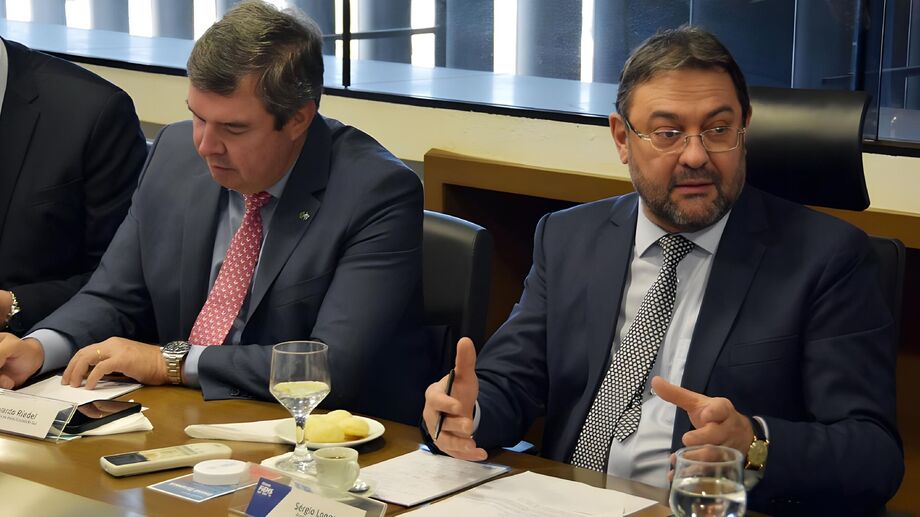 Presidente da Fiems, Sérgio Longen, e o governador Eduardo Riedel durante encontro bilateral sobre a Rota Bioceânica.