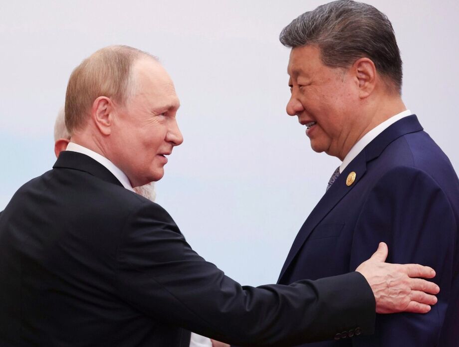 O presidente russo, Vladimir Putin, à esquerda, conversa com o presidente chinês Xi Jinping durante uma sessão de fotos de família na cúpula da Organização de Cooperação de Xangai