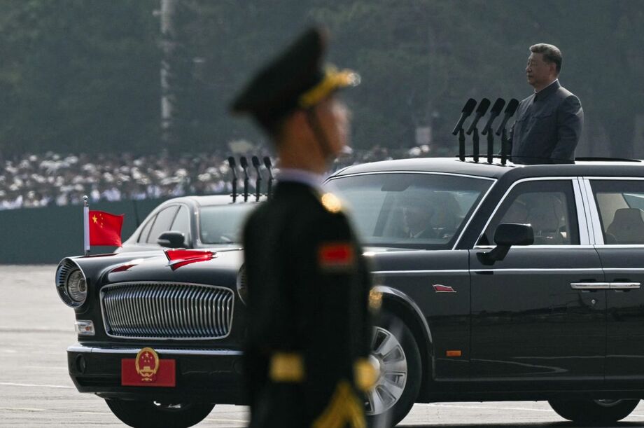 O presidente chinês, Xi Jinping, inicia sua inspeção das tropas durante um desfile militar que marca o 80º aniversário da vitória sobre o Japão e o fim da Segunda Guerra Mundial