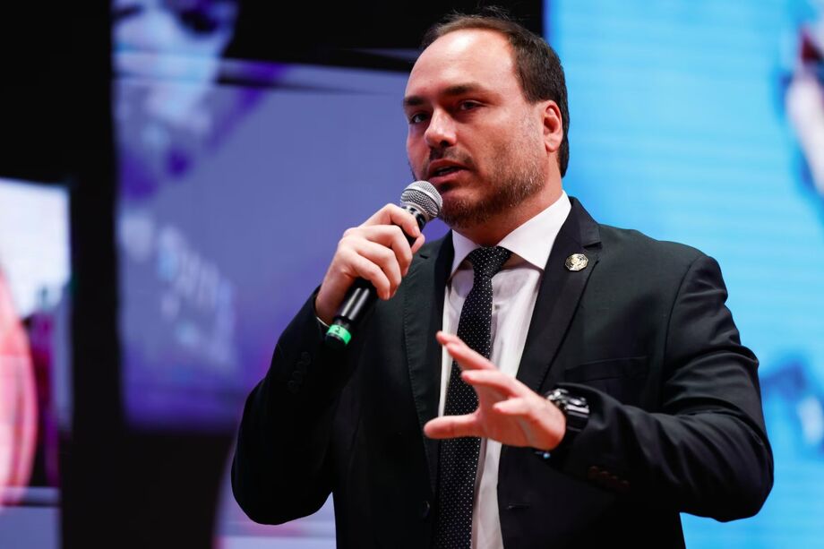 O vereador Carlos Bolsonaro (PL-RJ) revelou nesta quarta-feira, 3, o estado de saúde do pai, o ex-presidente Jair Bolsonar