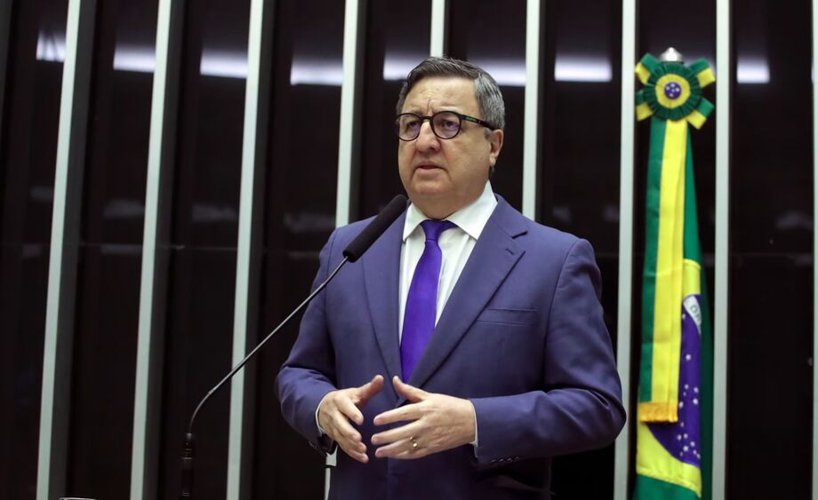 Segundo o relator, o deputado Danilo Forte (União-CE), o texto aprovado não permite desconto de mensalidades associativas nem mesmo que o beneficiário o autorize