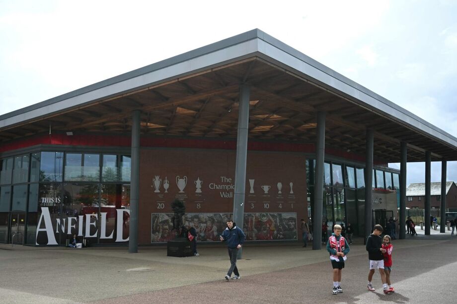 Fãs caminham nas proximidades do estádio do Liverpool
