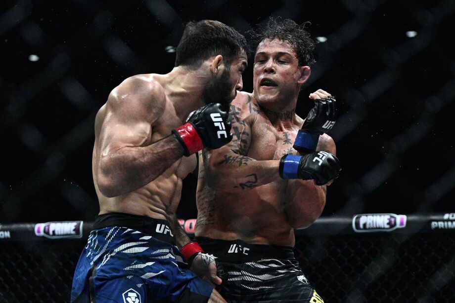 Nassourdine Imavov (de calções azuis) derrotou o brasileiro Caio Borralho (de calções pretos) na luta principal do UFC Paris