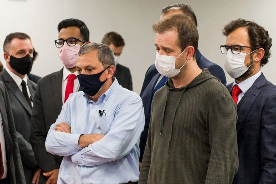 Mauro Hoffmann (à esq.) e Elissandro Spohr, sócios da Boate Kiss, durante julgamento, em 2021