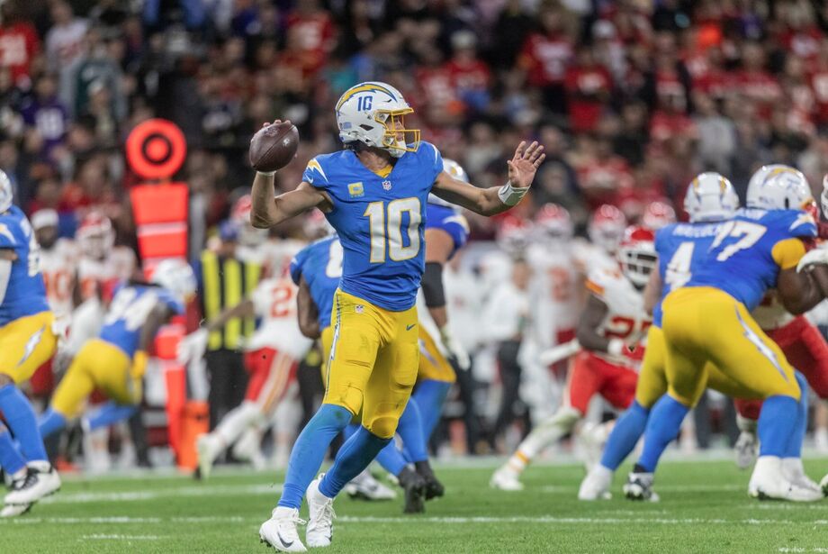 Justin Herbert foi um dos destaques da partida no Brasil, liderando a vitória dos Chargers.