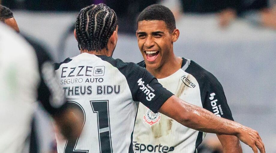 Gui Negão comemora gol com Matheus Bidu sobre o Athletico-PR