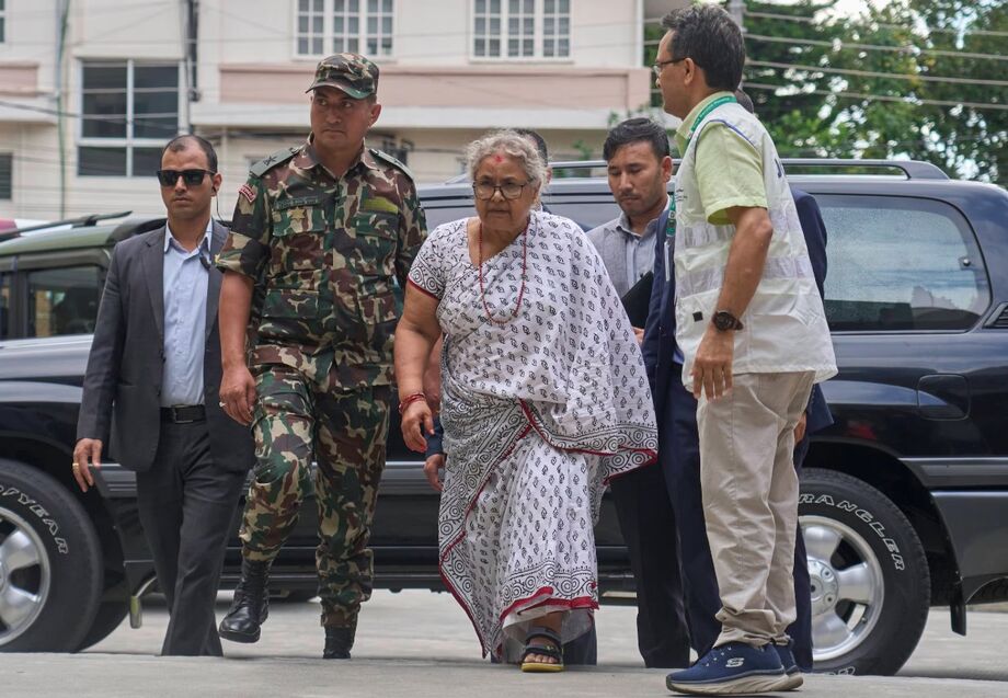 A primeira-ministra interina do Nepal, Sushila Karki, durante visita a um hospital conversar com feridos durante os protestos anticorrupção ocorridos no país