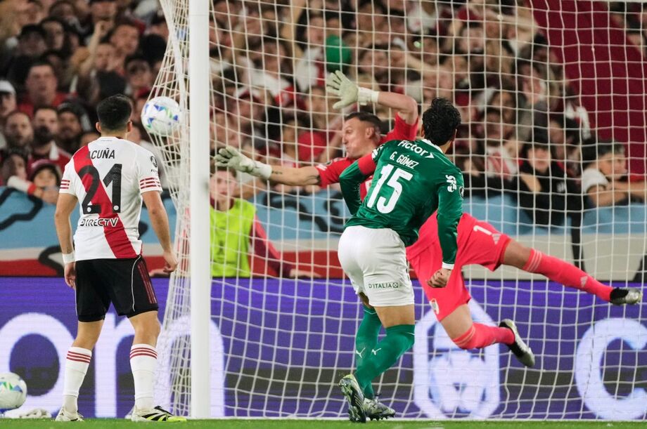 Gustavo Gómez abriu o placar em Buenos Aires nas quartas de final da Libertadores
