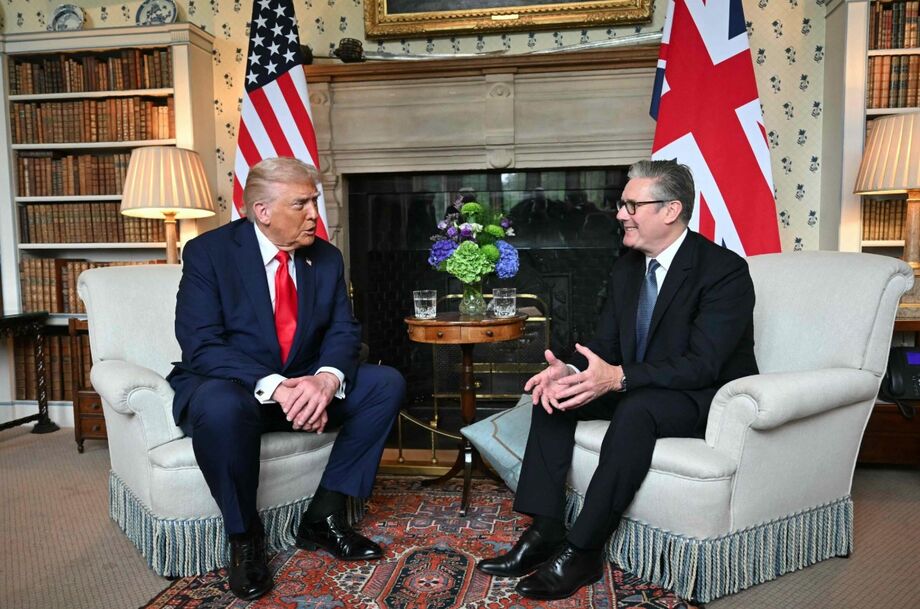 O primeiro-ministro do Reino Unido, Keir Starmer, conversa com o presidente dos Estados Unidos, Donald Trump, em Chequers, a residência de campo do primeiro-ministro