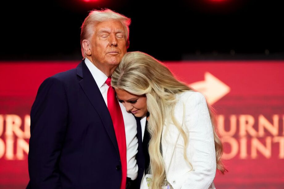 Donald Trump e Erika Kirk, viúva de Charlie Kirk, durante cerimônia em homenagem ao ativista conservador assassinado nos EUA