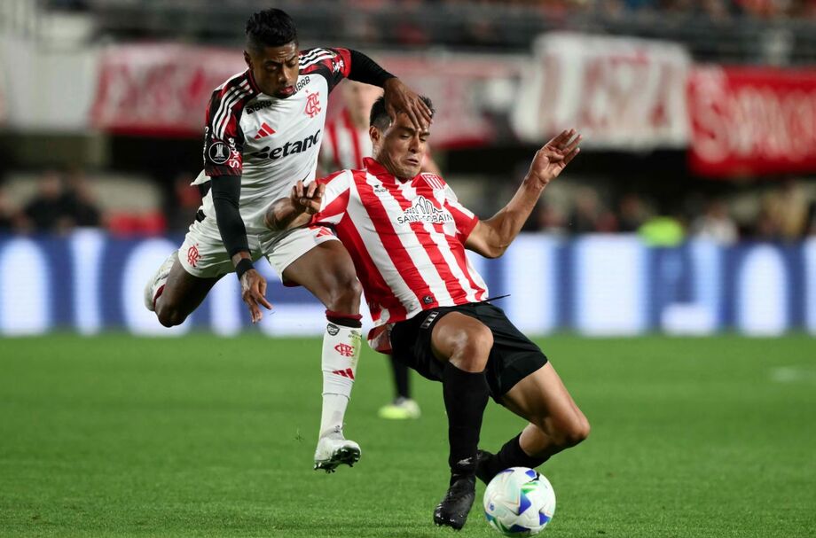 Flamengo levou sufoco em La Plata, mas eliminou o Estudiantes nos pênaltis e classificou às semifinais da Libertadores