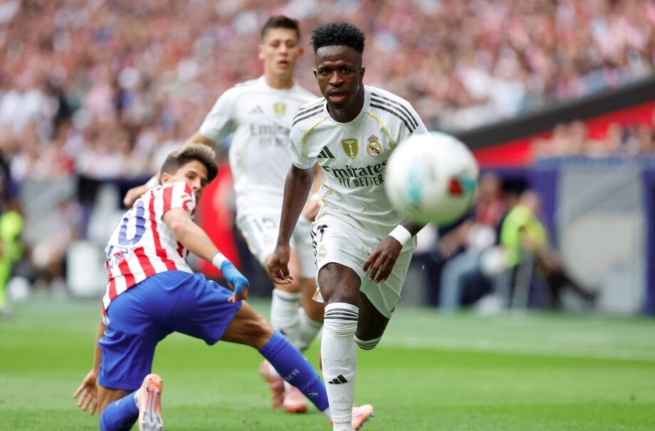 O atacante brasileiro do Real Madrid, Vinicius Junior, olha para a bola durante a partida da liga espanhola contra o Club Atlético