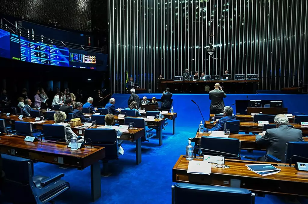 Senadores acompanham a votação em plenário.