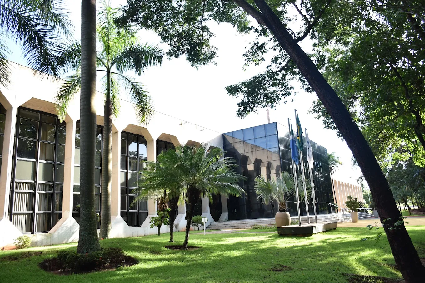 Fachada do TCE-MS, em Campo Grande, onde será realizada a capacitação sobre gestão previdenciária nos dias 17 e 18 de setembro.