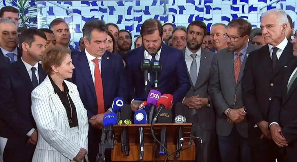 Senadora Tereza Cristina (PP-MS) ao lado de lideranças do União Brasil e do PP durante anúncio do rompimento da União Progressista com o governo Lula, em Brasília.