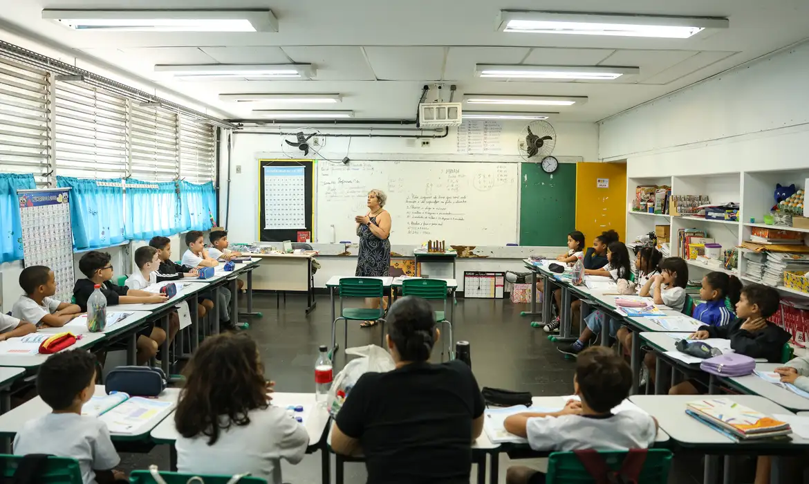 Professores terão carteira nacional a partir de outubro com benefícios e identificação exclusiva.