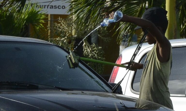 Trabalho infantil por todos os lugares: nos estacionamentos, crianças trabalham lavando o vidro dos carros