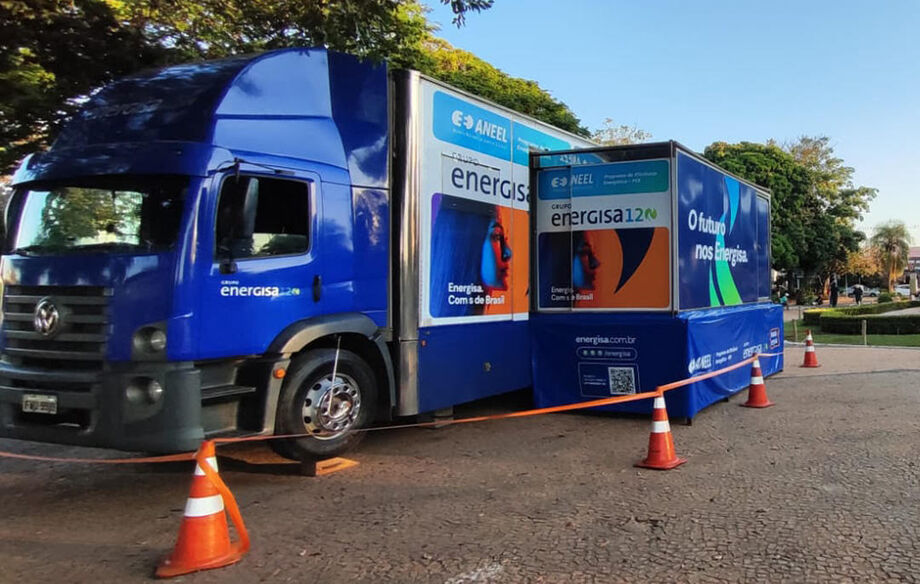 Unidade Móvel Educacional do projeto Nossa Energia, da Energisa, leva cinema, orientações sobre eficiência energética e troca de lâmpadas para comunidades de Mato Grosso do Sul.