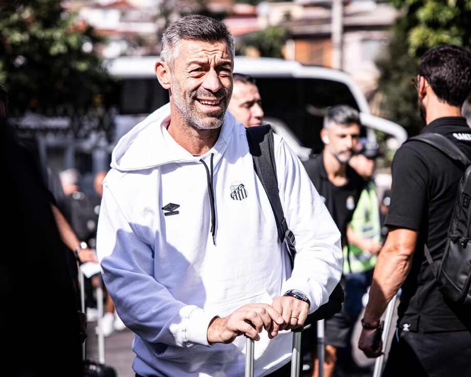 Pedro Caixinha foi contratado no começo da temporada pelo Santos, mas não resistiu a maus resultados.
