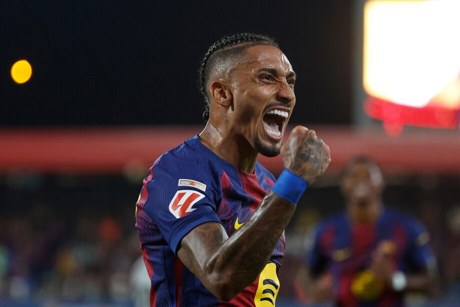 Raphinha comemora gol pelo Barcelona.
